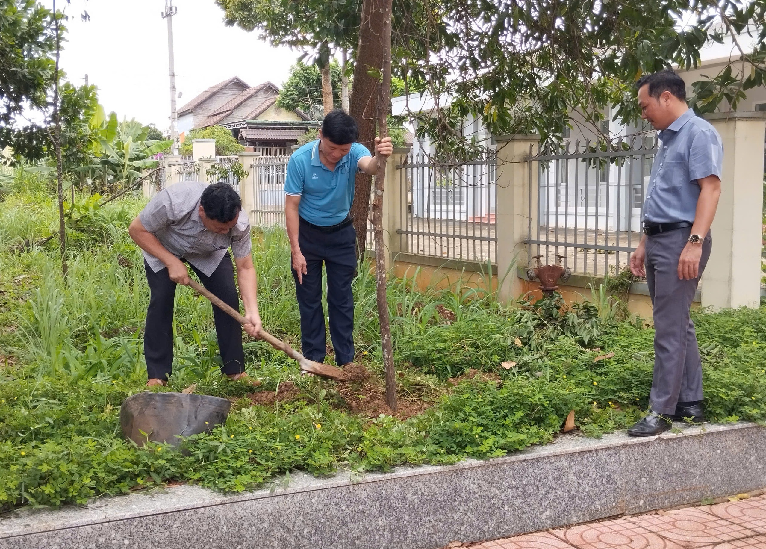 Ban Giám đốc Trung tâm Chính trị huyện Ea Kar phát động trồng cây “Đời đời nhớ ơn Bác Hồ” nhân dịp đầu năm học mới 2024 - 2025.
